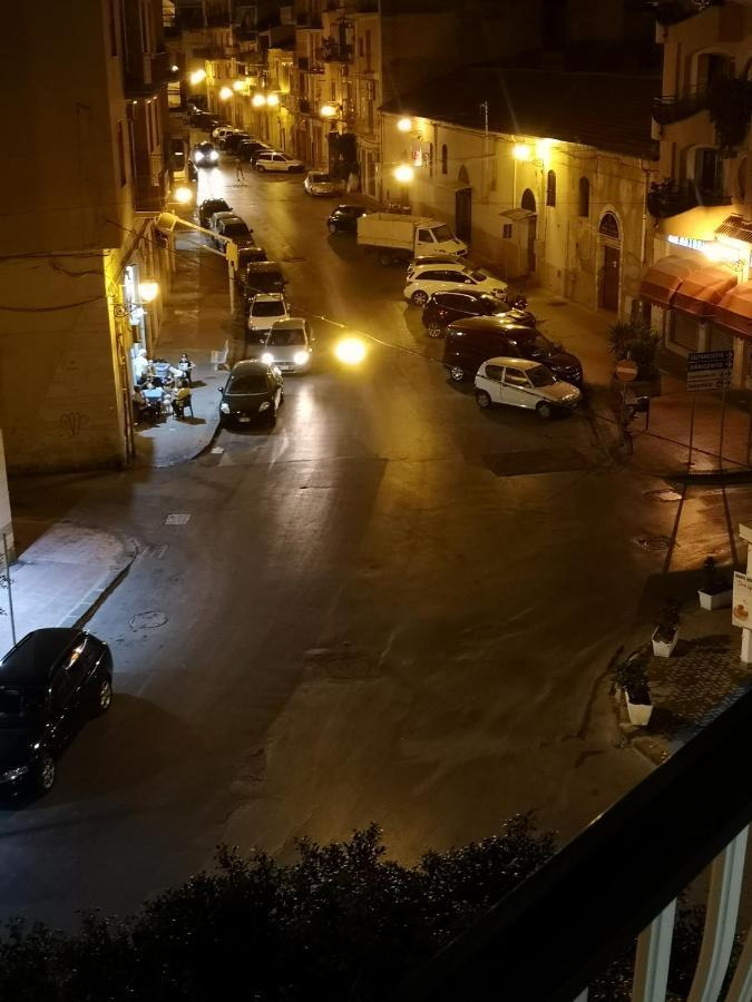 La Regina Di Coppe Apartment Licata Luaran gambar